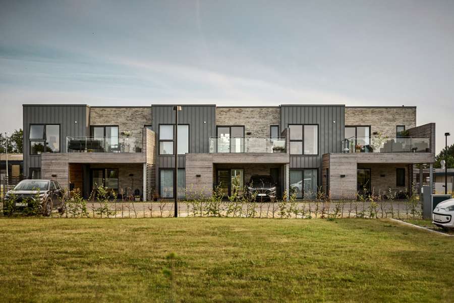 Neu errichteter Wohnblock in Hinnerup, verkleidet mit GreenCoat®-Stahl an der Fassade